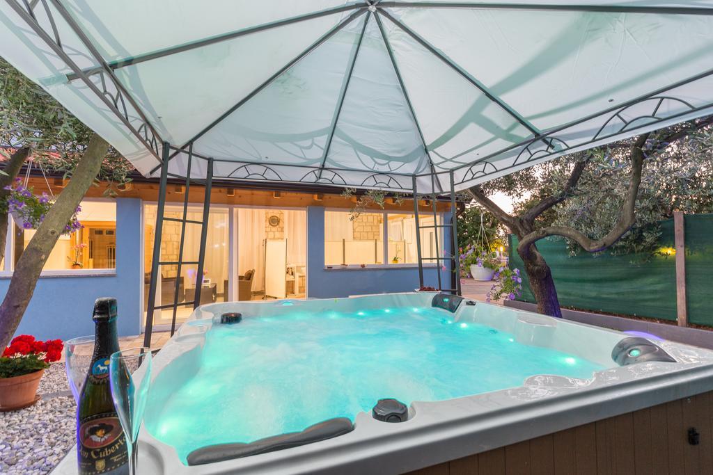 Villa Tina โปเรช ภายนอก รูปภาพ